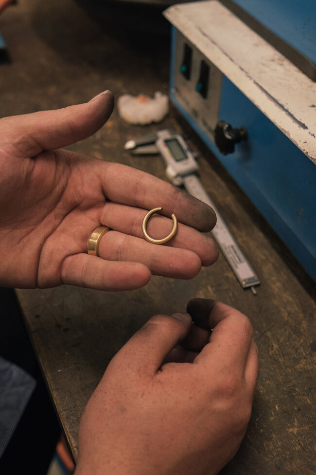 David Baus zeigt geformten goldenen Ring in seiner Hand