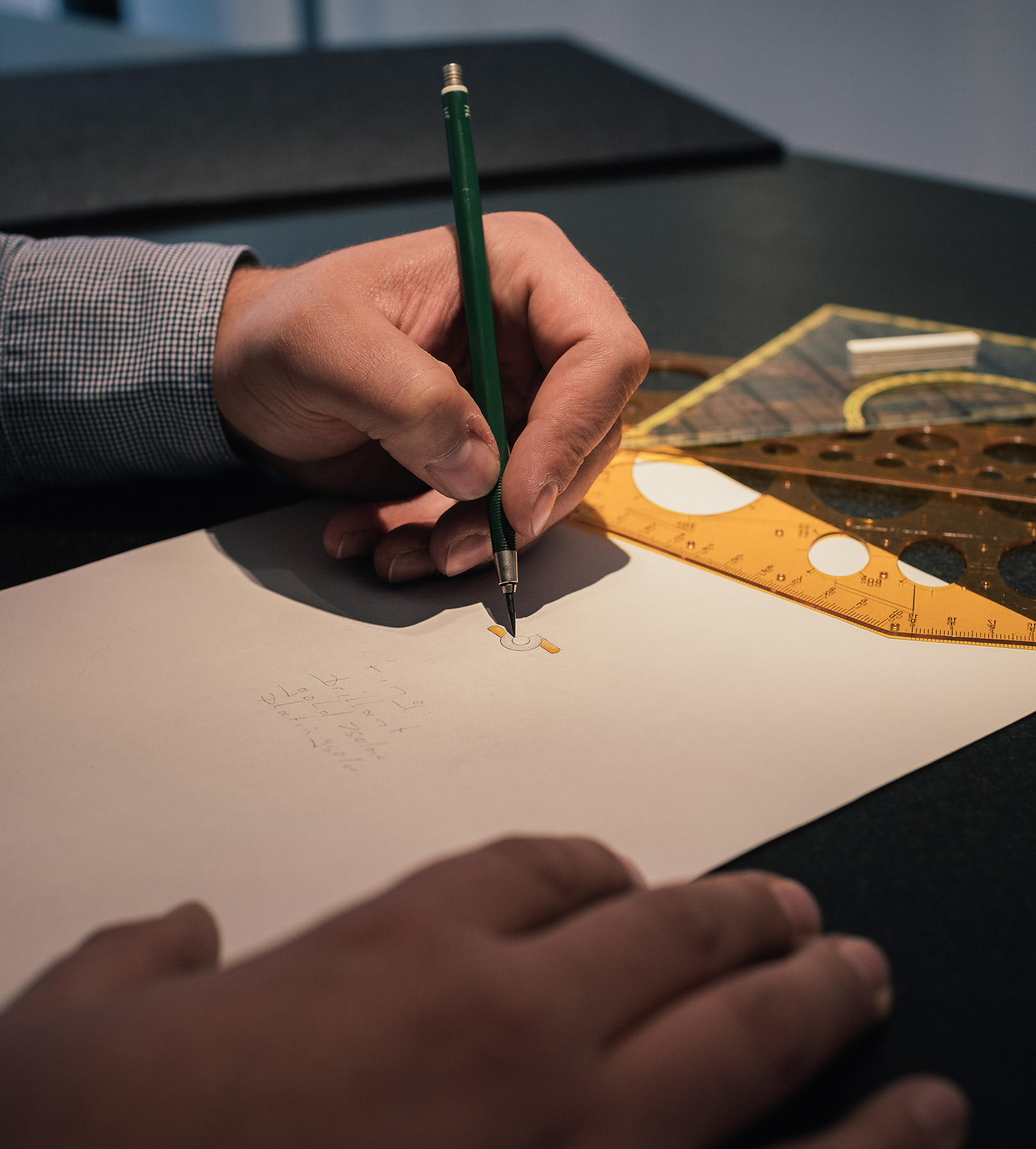 Geschäftsführer David Baus skizziert einen Ring auf ein Blatt Papier