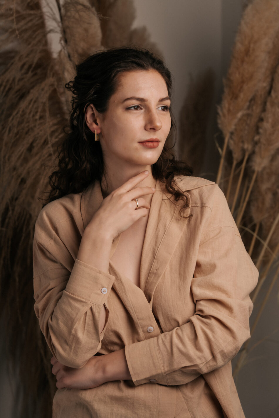 Frau mit goldenen Ohrringen und Goldring