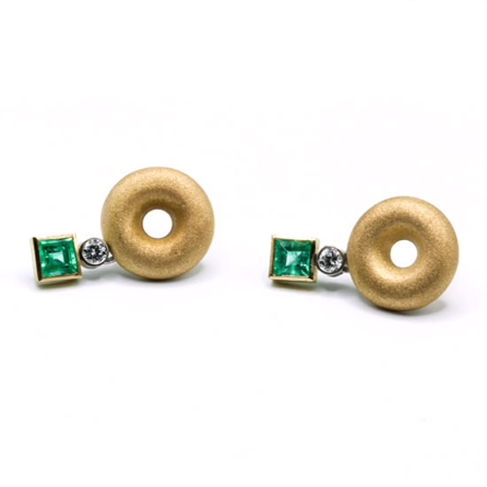 Ohrstecker: 900er Gelbgold, 750er Gelbgold, 950er Platin, Smaragd und Brillant