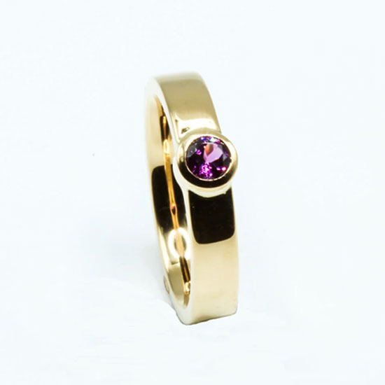 Ring gelbgold mit Royal Purple Granat