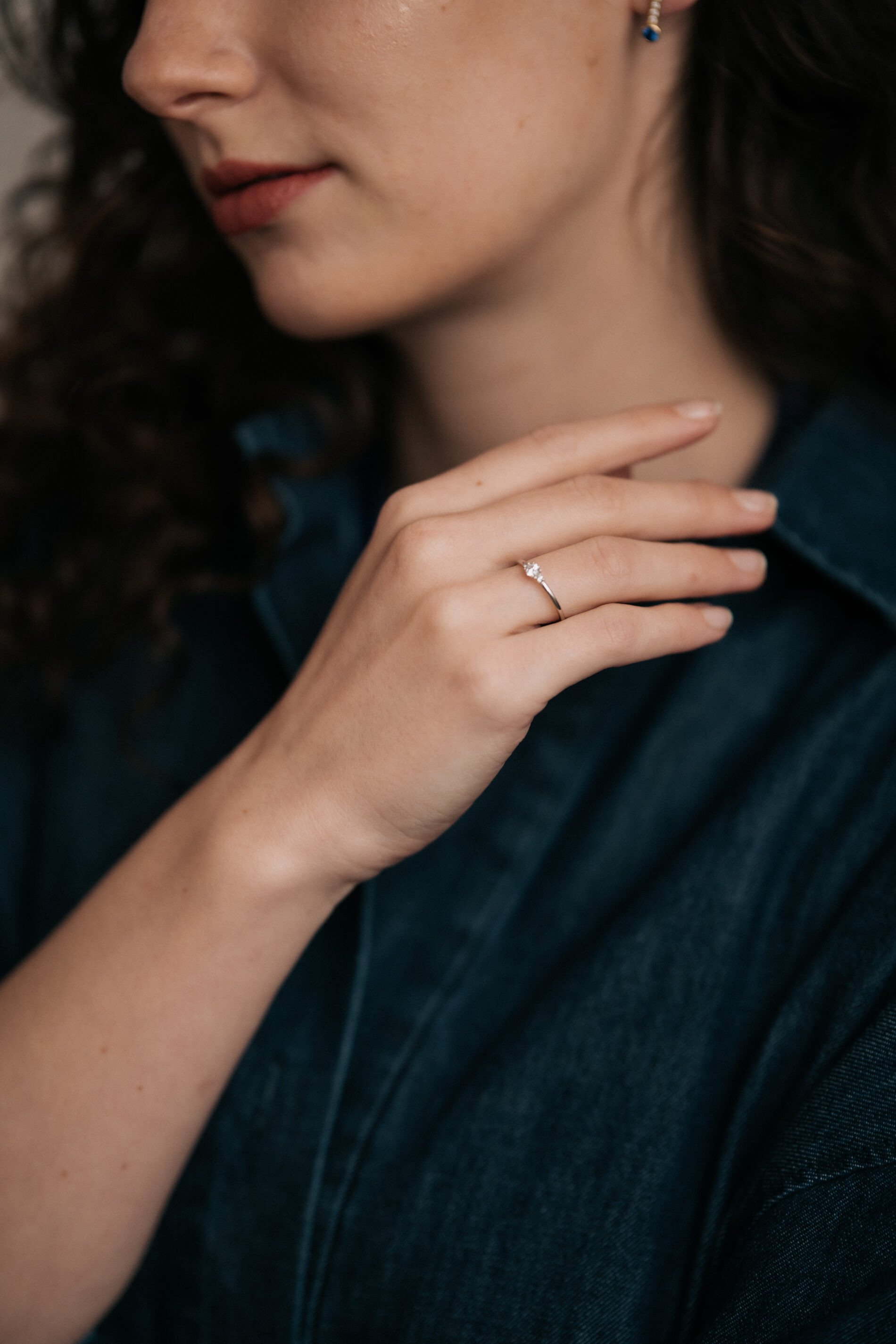 Damenhand mit silbernem Verlobungsring