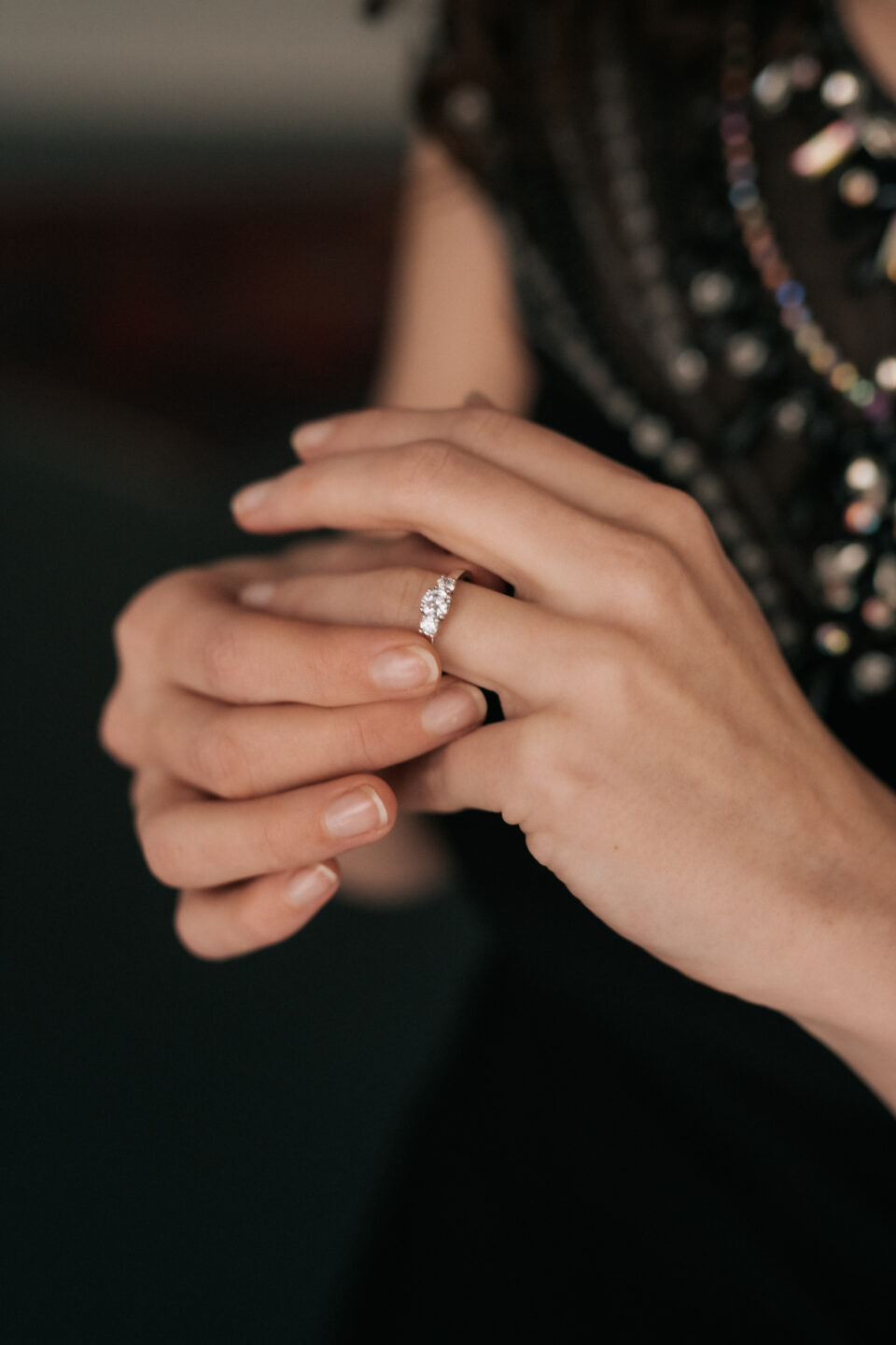 Verlobungsring aus Mönchengladbach am Finger einer Frau